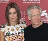 Keira Knightley et David Cronenberg présentent <em>A Dangerous Method</em> à Venise, le 2 septembe 2011.