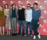   Sarah Gadon, Keira Knightley, Viggo Mortensen, Director David Cronenberg, Michael Fassbender et Vincent Cassel  présentent  A Dangerous Method  à Venise, le 2 septembe 2011.