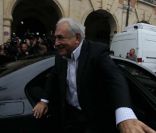 Une nuée de journalistes attendent Domnique Strauss-Kahn et Anne Sinclair à leur arrivée place des Vosges à Paris, le 4 septembre 2011.