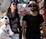 Alessandra Ambrosio se balade à la fête forraine de Malibu avec sa fille Anja et son mari JAmie Mazur, le 4 septembre 2011