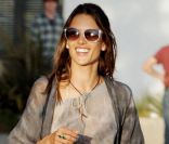 Alessandra Ambrosio se balade à la fête forraine de Malibu avec sa fille Anja et son mari JAmie Mazur, le 4 septembre 2011
