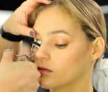   Les plus beaux beauty looks de la Fashion Week de New York.  
 Backstage Carolina Herrera, Printemps-Eté 2012. 