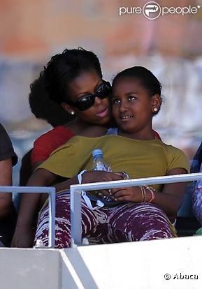 Michelle Obama s'est déplacée à Flushing Meadows vendredi 9 septembre 2011 pour le 12e jour de l'US Open. Elle a suivi la passe d'armes intense entre Andy Murray et John Isner avec sa fille Malia tendrement sur ses genoux.