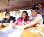 Frédérick Bousquet et Laure Manaudou au meeting de Carcassonne en juillet 2011, avec leur petite Manon et Florent Manaudou.