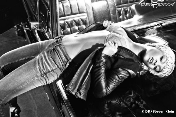 Rihanna : diablement sexy pour la campagne Armani Jeans. Photos signées Steven Klein.
 &nbsp;