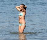 Minnie Driver ravissante dans son bikini bleu à Malibu. 
