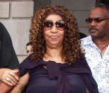 Aretha Franklin, bien escortée à la sortie du Ritz Carlton, à New York, le 15 septembre 2011.