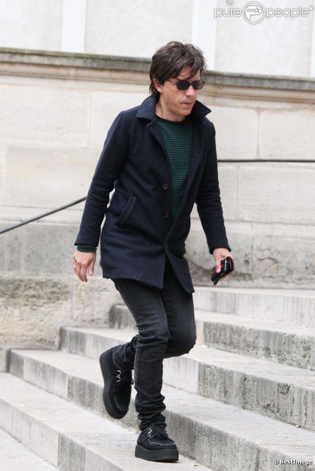 Nicola Sirkis lors de la messe en hommage à Tony Krantz, décédée la nuit du 6 ou 7 août. Eglise St Roch à Paris le 16 septembre 2011