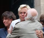 Muriel Robin effondrée et soutenue par sa compagne Anne Le Nen lors de la messe en hommage à Tony Krantz, décédée la nuit du 6 ou 7 août. Eglise St Roch à Paris le 16 septembre 2011