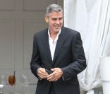 George Clooney, bientôt à l\'affiche des <em>Marches du pouvoir</em>, dans les rues de Beverly Hills le 16 septembre, sur le tournage d\'une publicité<br />