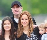 John Travolta et Kelly Preston, leur fille Ella Bleu et leur fils Benjamin, à Paris, le 19 juin 2011.
