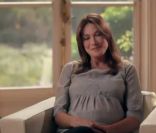 Carla Bruni-Sarkozy, enceinte de son époux le président Nicolas Sarkozy, lors de l\'émission Sept à Huit diffusée sur TF1  le dimanche 4 septembre 2011. Elle porte une tunique ample et un pantalon.<br />