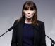 Carla Bruni, quelques jours avant l'annonce de sa grossesse au G8. Elle masque son ventre derrière des couleurs sombres et des matières amples. 