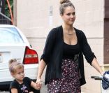 Jessica Alba dans les rues de L.A en compagnie de sa fille Honor. Le 22/09/11