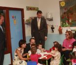 Letizia et Felipe d'Espagne visitent une classe maternelle de la Croix Rouge espagnole, à Salamanque, le 23 septembre 2011