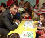 Letizia et Felipe d'Espagne visitent une classe maternelle de la Croix Rouge espagnole, à Salamanque, le 23 septembre 2011