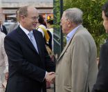 Albert de Monaco découvre l'exposition Art-Bre, dans le Jardin des Oliviers, à Roquebrune-Cap-Martin. 25 septembre 2011