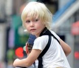 <p>Naomi Watts et son mari Liev Schreiber se baladent dans les rues de New York avec leurs fils Alexander et Samuel, le 26 septembre 2011</p>