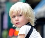 <p>Naomi Watts et son mari Liev Schreiber se baladent dans les rues de New York avec leurs fils Alexander et Samuel, le 26 septembre 2011</p>