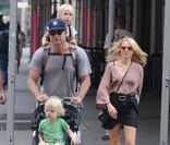  Naomi Watts et son mari Liev Schreiber se baladent dans les rues de New York avec leurs fils Alexander et Samuel, le 26 septembre 2011 