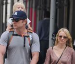 <p>Naomi Watts et son mari Liev Schreiber se baladent dans les rues de New York avec leurs fils Alexander et Samuel, le 26 septembre 2011</p>