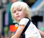 <p>Naomi Watts et son mari Liev Schreiber se baladent dans les rues de New York avec leurs fils Alexander et Samuel, le 26 septembre 2011</p>