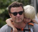 Liev Schreiber, mari de Naomi Watts, se balade dans les rues de New  York avec ses fils Alexander et Samuel, le 26 septembre 2011