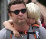Liev Schreiber, mari de Naomi Watts, se balade dans les rues de New  York avec ses fils Alexander et Samuel, le 26 septembre 2011