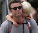 Liev Schreiber, mari de Naomi Watts, se balade dans les rues de New  York avec ses fils Alexander et Samuel, le 26 septembre 2011