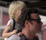 Liev Schreiber, mari de Naomi Watts, se balade dans les rues de New  York avec ses fils Alexander et Samuel, le 26 septembre 2011