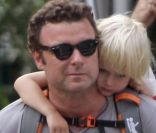 Liev Schreiber, mari de Naomi Watts, se balade dans les rues de New  York avec ses fils Alexander et Samuel, le 26 septembre 2011