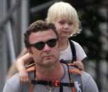 Liev Schreiber, mari de Naomi Watts, se balade dans les rues de New  York avec ses fils Alexander et Samuel, le 26 septembre 2011