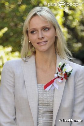 La princesse Charlene de Monaco élégante et épanouie le 29 septembre 2011 à La Turbie.