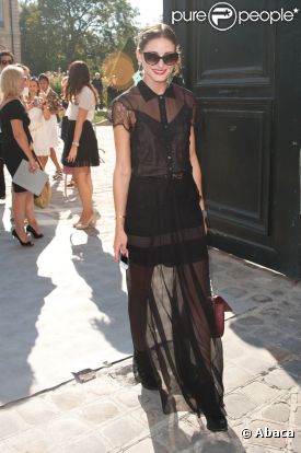 Olivia Palermo, chic en noir à son arrivée au défilé Dior le 30 septembre 2011 au musée Rodin à Paris