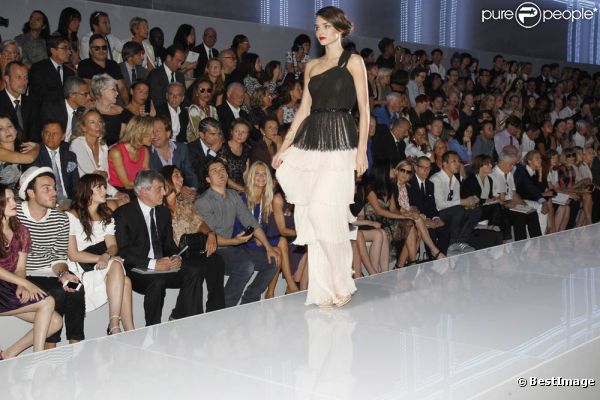 Fashion Week : Miranda Kerr chez Dior sous les yeux de son Orlando Bloom
