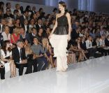 Miranda Kerr au défilé Dior à Paris le 30 septembre 2011 au Musée Rodin, a défilé sous les yeux d'Orlando Bloom conquis 
