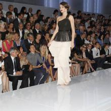 Miranda Kerr au défilé Dior à Paris le 30 septembre 2011 au Musée Rodin, a défilé sous les yeux d'Orlando Bloom conquis<br />