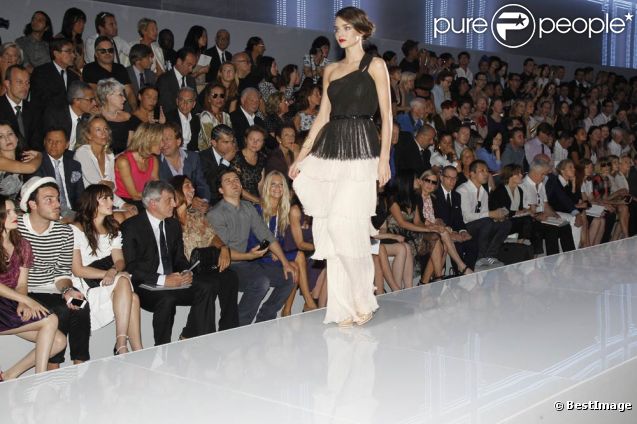 Miranda Kerr au défilé Dior à Paris le 30 septembre 2011 au Musée Rodin, a défilé sous les yeux d'Orlando Bloom conquis 
