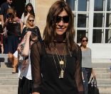 Carine Roitfeld tout vêtue de noir à son arrivée au défilé Dior. 