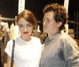Miranda Kerr et Orlando Bloom en backstage du défilé Dior à Paris le 30 septembre 2011