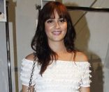 Leighton Meester en backstage du défilé Dior à Paris le 30 septembre 2011