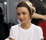 Miranda Kerr en backstage du défilé Dior à Paris le 30 septembre 2011