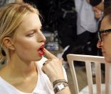 Karolina Kurkova en backstage du défilé Dior à Paris le 30 septembre 2011