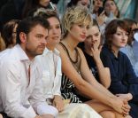 Premier rang du défilé Alexis Mabille à Paris le 2 octobre 2011. Clovis Cornillac, Lilou Fogli, Pauline Lefèvre et Roxane Mesquida.<br />