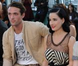 Dita von Teese et son compagnon Louis Marie de Castelbajac au premier rang du défilé Alexis Mabille à Paris le 2 octobre 2011