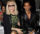 Amanda Lear au défilé printemps-été 2012 de Givenchy lors de la Fashion Week parisienne le 2 octobre 2011