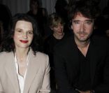 Juliette Binoche et Antoine Arnault au défilé printemps-été 2012 de Givenchy lors de la Fashion Week parisienne le 2 octobre 2011