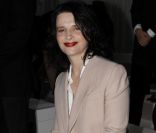 Juliette Binoche au défilé printemps-été 2012 de Givenchy lors de la Fashion Week parisienne le 2 octobre 2011