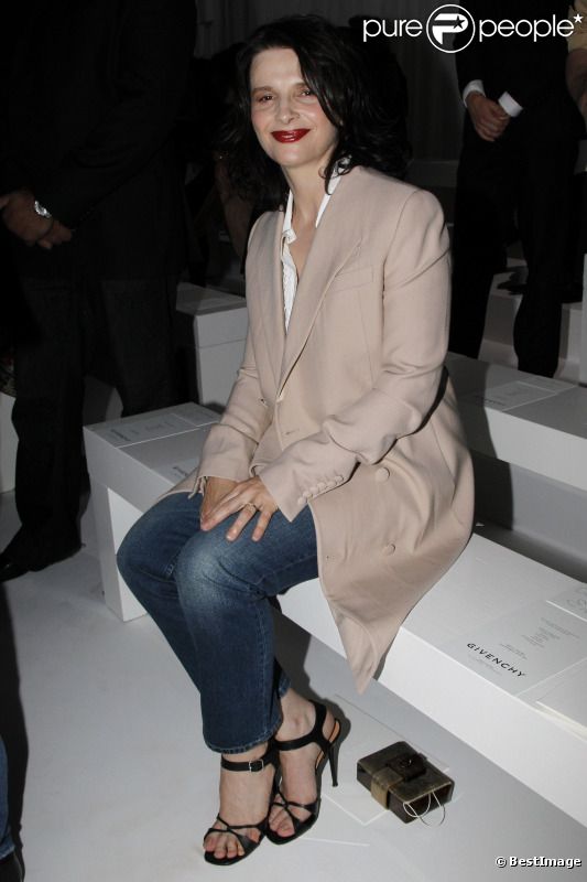 Juliette Binoche au défilé printemps-été 2012 de Givenchy lors de la Fashion Week parisienne le 2 octobre 2011