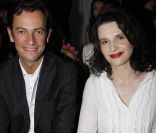 Pierre Yves Roussel et Juliette Binoche au défilé printemps-été 2012 de Givenchy lors de la Fashion Week parisienne le 2 octobre 2011